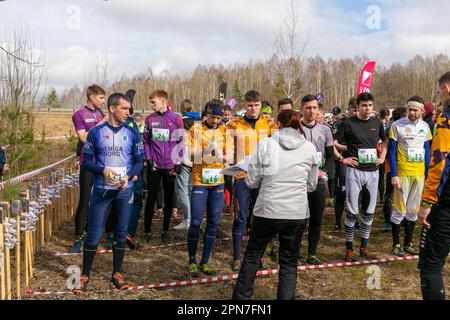 Grodno, Bélarus - 26 mars 2023 : les athlètes attendent le signal pour démarrer le relais lors de compétitions d'orientation en plein air, le jour de la forêt de Grodno. Être Banque D'Images