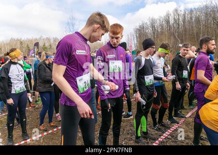 Grodno, Bélarus - 26 mars 2023 : les athlètes attendent le signal pour démarrer le relais lors de compétitions d'orientation en plein air, le jour de la forêt de Grodno. Être Banque D'Images