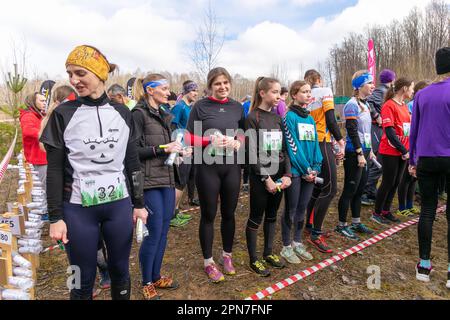 Grodno, Bélarus - 26 mars 2023 : les athlètes attendent le signal pour démarrer le relais lors de compétitions d'orientation en plein air, le jour de la forêt de Grodno. Être Banque D'Images