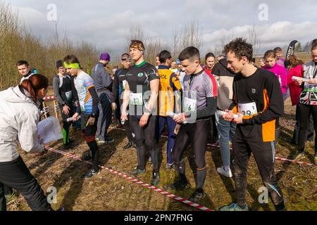 Grodno, Bélarus - 26 mars 2023 : les athlètes attendent le signal pour démarrer le relais lors de compétitions d'orientation en plein air, le jour de la forêt de Grodno. Être Banque D'Images