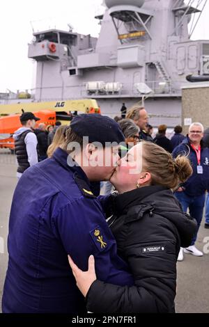 DEN HELDER, pays-Bas - 17/04/2023, membres de l'équipage de la frégate ZR.Mme Van Amstel dire au revoir avant le départ. Le navire fera partie du Groupe maritime permanent de l'OTAN 1 (SNMG1) et est l'une des 4 flottes de l'OTAN rapidement déployables. Le ZR.Melle Van Amstel est spécialisé dans la guerre anti-sous-marine. ANP OLAF KRAAK pays-bas - belgique Out crédit: ANP/Alay Live News Banque D'Images