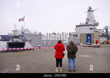 DEN HELDER, pays-Bas - 17/04/2023, membres de l'équipage de la frégate ZR.Mme Van Amstel dire au revoir avant le départ. Le navire fera partie du Groupe maritime permanent de l'OTAN 1 (SNMG1) et est l'une des 4 flottes de l'OTAN rapidement déployables. Le ZR.Melle Van Amstel est spécialisé dans la guerre anti-sous-marine. ANP OLAF KRAAK pays-bas - belgique Out crédit: ANP/Alay Live News Banque D'Images