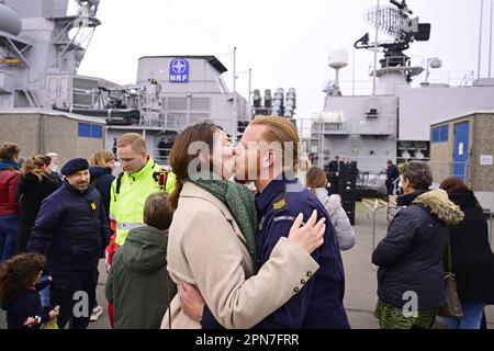 DEN HELDER, pays-Bas - 17/04/2023, membres de l'équipage de la frégate ZR.Mme Van Amstel dire au revoir avant le départ. Le navire fera partie du Groupe maritime permanent de l'OTAN 1 (SNMG1) et est l'une des 4 flottes de l'OTAN rapidement déployables. Le ZR.Melle Van Amstel est spécialisé dans la guerre anti-sous-marine. ANP OLAF KRAAK pays-bas - belgique Out crédit: ANP/Alay Live News Banque D'Images