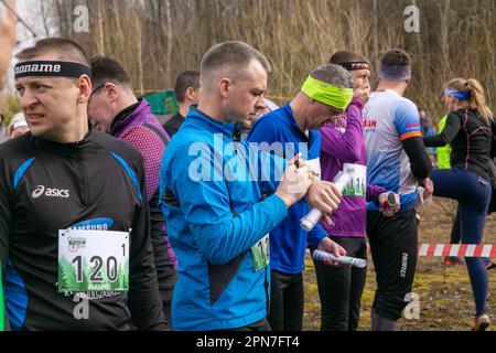 Grodno, Bélarus - 26 mars 2023 : les athlètes attendent le signal pour démarrer le relais lors de compétitions d'orientation en plein air, le jour de la forêt de Grodno. Être Banque D'Images