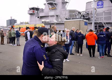 DEN HELDER, pays-Bas - 17/04/2023, membres de l'équipage de la frégate ZR.Mme Van Amstel dire au revoir avant le départ. Le navire fera partie du Groupe maritime permanent de l'OTAN 1 (SNMG1) et est l'une des 4 flottes de l'OTAN rapidement déployables. Le ZR.Melle Van Amstel est spécialisé dans la guerre anti-sous-marine. ANP OLAF KRAAK pays-bas - belgique Out crédit: ANP/Alay Live News Banque D'Images