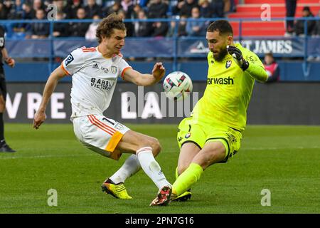 Caen, France. 15th avril 2023. © PHOTOPQR/OUEST FRANCE/Martin ROCHE/OUEST-FRANCE ; Caen ; 15/04/2023 ; ce samedi 15 avril 2023 la 31 ème journée de Ligue 2 BKT Stade Malherbe de Caen - Paris FC le gardien du Stade Malherbe de Caen Anthony Mandrea et Pierre Yves Hamel Photographe: Martin ROCHE *** Légende locale: MAXPPP/Alay Live News Banque D'Images