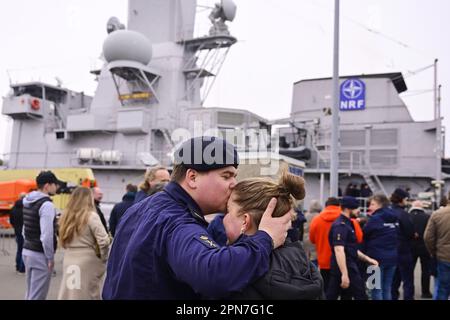 DEN HELDER, pays-Bas - 17/04/2023, membres de l'équipage de la frégate ZR.Mme Van Amstel dire au revoir avant le départ. Le navire fera partie du Groupe maritime permanent de l'OTAN 1 (SNMG1) et est l'une des 4 flottes de l'OTAN rapidement déployables. Le ZR.Melle Van Amstel est spécialisé dans la guerre anti-sous-marine. ANP OLAF KRAAK pays-bas - belgique Out crédit: ANP/Alay Live News Banque D'Images