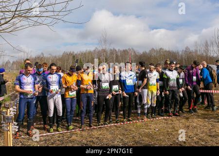 Grodno, Bélarus - 26 mars 2023 : les athlètes attendent le signal pour démarrer le relais lors de compétitions d'orientation en plein air, le jour de la forêt de Grodno. Être Banque D'Images