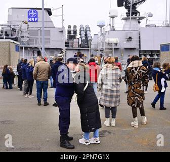 DEN HELDER, pays-Bas - 17/04/2023, membres de l'équipage de la frégate ZR.Mme Van Amstel dire au revoir avant le départ. Le navire fera partie du Groupe maritime permanent de l'OTAN 1 (SNMG1) et est l'une des 4 flottes de l'OTAN rapidement déployables. Le ZR.Melle Van Amstel est spécialisé dans la guerre anti-sous-marine. ANP OLAF KRAAK pays-bas - belgique Out crédit: ANP/Alay Live News Banque D'Images