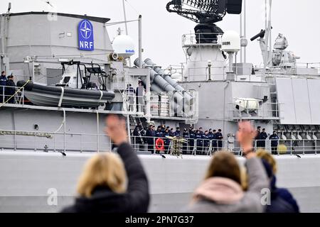 DEN HELDER, pays-Bas - 17/04/2023, membres de l'équipage de la frégate ZR.Mme Van Amstel dire au revoir avant le départ. Le navire fera partie du Groupe maritime permanent de l'OTAN 1 (SNMG1) et est l'une des 4 flottes de l'OTAN rapidement déployables. Le ZR.Melle Van Amstel est spécialisé dans la guerre anti-sous-marine. ANP OLAF KRAAK pays-bas - belgique Out crédit: ANP/Alay Live News Banque D'Images