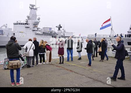 DEN HELDER, pays-Bas - 17/04/2023, membres de l'équipage de la frégate ZR.Mme Van Amstel dire au revoir avant le départ. Le navire fera partie du Groupe maritime permanent de l'OTAN 1 (SNMG1) et est l'une des 4 flottes de l'OTAN rapidement déployables. Le ZR.Melle Van Amstel est spécialisé dans la guerre anti-sous-marine. ANP OLAF KRAAK pays-bas - belgique Out crédit: ANP/Alay Live News Banque D'Images