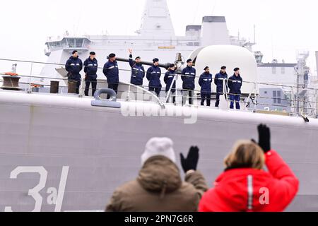 DEN HELDER, pays-Bas - 17/04/2023, membres de l'équipage de la frégate ZR.Mme Van Amstel dire au revoir avant le départ. Le navire fera partie du Groupe maritime permanent de l'OTAN 1 (SNMG1) et est l'une des 4 flottes de l'OTAN rapidement déployables. Le ZR.Melle Van Amstel est spécialisé dans la guerre anti-sous-marine. ANP OLAF KRAAK pays-bas - belgique Out crédit: ANP/Alay Live News Banque D'Images