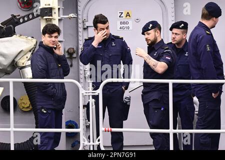 DEN HELDER, pays-Bas - 17/04/2023, membres de l'équipage de la frégate ZR.Mme Van Amstel dire au revoir avant le départ. Le navire fera partie du Groupe maritime permanent de l'OTAN 1 (SNMG1) et est l'une des 4 flottes de l'OTAN rapidement déployables. Le ZR.Melle Van Amstel est spécialisé dans la guerre anti-sous-marine. ANP OLAF KRAAK pays-bas - belgique Out crédit: ANP/Alay Live News Banque D'Images