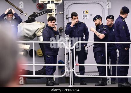 DEN HELDER, pays-Bas - 17/04/2023, membres de l'équipage de la frégate ZR.Mme Van Amstel dire au revoir avant le départ. Le navire fera partie du Groupe maritime permanent de l'OTAN 1 (SNMG1) et est l'une des 4 flottes de l'OTAN rapidement déployables. Le ZR.Melle Van Amstel est spécialisé dans la guerre anti-sous-marine. ANP OLAF KRAAK pays-bas - belgique Out crédit: ANP/Alay Live News Banque D'Images