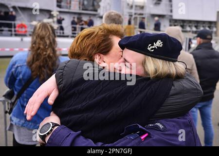 DEN HELDER, pays-Bas - 17/04/2023, membres de l'équipage de la frégate ZR.Mme Van Amstel dire au revoir avant le départ. Le navire fera partie du Groupe maritime permanent de l'OTAN 1 (SNMG1) et est l'une des 4 flottes de l'OTAN rapidement déployables. Le ZR.Melle Van Amstel est spécialisé dans la guerre anti-sous-marine. ANP OLAF KRAAK pays-bas - belgique Out crédit: ANP/Alay Live News Banque D'Images