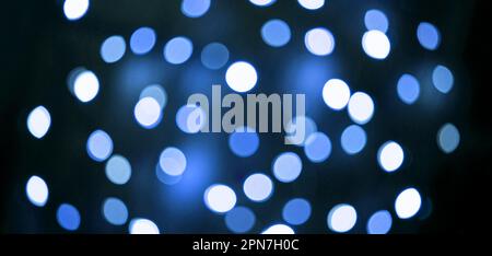 Abstrait festif élégant fond bleu de flou avec des lumières de bokeh et la texture étoiles, bannière Banque D'Images