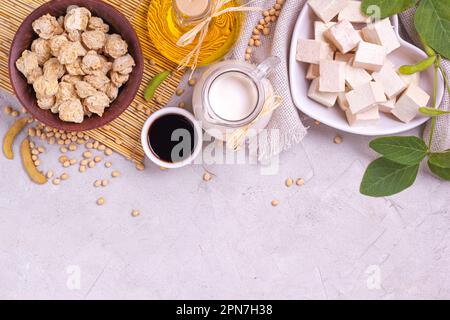 Soja brut et produits de soja, plat avec espace pour le texte, bannière horizontale.Vue de dessus Banque D'Images