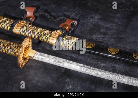 Sabre japonais samouraï katana et scabard gros plan.Photo d'une arme en touche basse avec mise au point sélective Banque D'Images