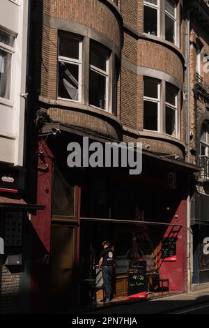 Image des fenêtres du restaurant dans le centre-ville de Dinant en Belgique Banque D'Images