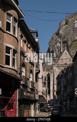 Photo des rues de Dinant au milieu de la journée. La célèbre cité citadelle peut être vue en arrière-plan. Banque D'Images