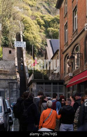 Les gens font la queue à l'entrée des escaliers de la citadelle à Dinant avant de monter ou d'utiliser l'ascenseur. Banque D'Images