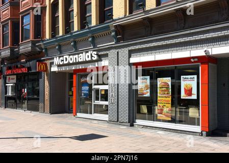 Ottawa, Canada - 16 avril 2023 : le tristement célèbre restaurant McDonald's de la rue Rideau a annoncé qu'il fermera ses portes ce printemps. Il était une fois ouvert 24 ho Banque D'Images