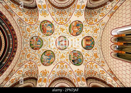 Plafond voûté peint de la chapelle Saint Leon, Eguisheim, Alsace, France Banque D'Images