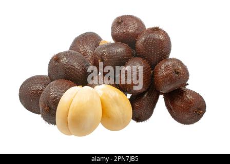 Snack peau de fruits ou de fruits de Salak isolés sur fond blanc Banque D'Images