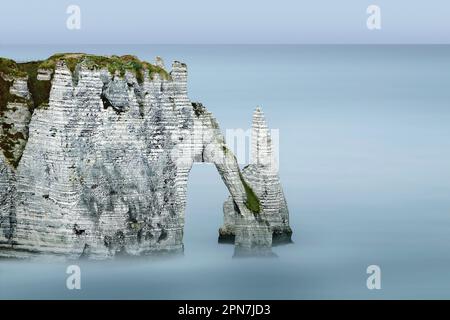 Formation rocheuse avec arche d'Étretat, Côte d'Alabâtre, Normandie, France Banque D'Images