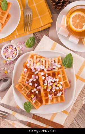 Gaufres avec confiture et confettis. Banque D'Images