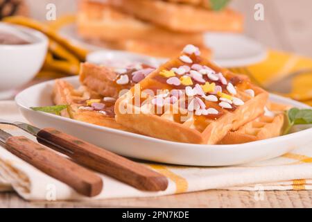 Gaufres avec confiture et confettis. Banque D'Images