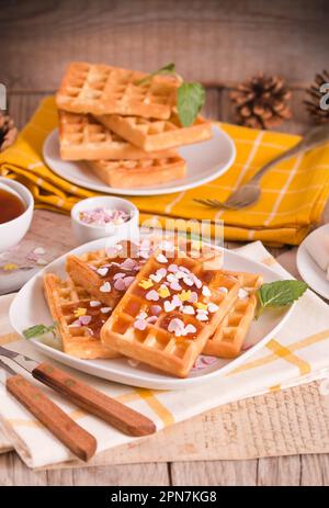 Gaufres avec confiture et confettis. Banque D'Images