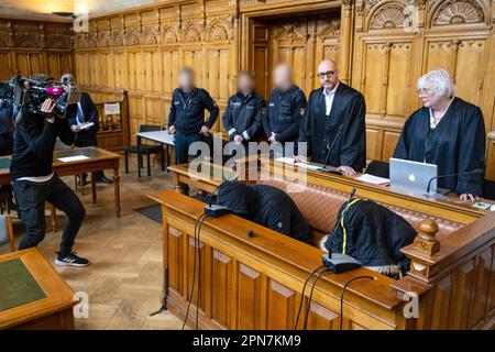 Brême, Allemagne. 17th avril 2023. Les accusés (devant) siègent dans la salle d'audience. Les hommes de 26 et 41 ans auraient soudainement attaqué un autre homme en octobre 2022, avec lequel ils étaient auparavant assis ensemble. Ils auraient frappé l'homme qui ne se doutait pas et l'auraient poignardé à plusieurs reprises. Quand l'homme était sur le sol, ils lui auraient donné des coups de pied jusqu'à ce que la petite amie ait accepté d'aller avec les attaquants. L'homme a saigné à mort et est mort sur la scène. Credit: Sina Schuldt/dpa - ATTENTION: Personne(s) ont été pixelated pour des raisons juridiques/dpa/Alay Live News Banque D'Images