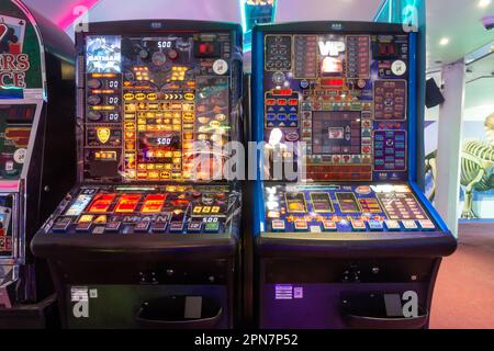 Machines à fruits dans une salle de jeux à Bournemouth, Royaume-Uni Banque D'Images