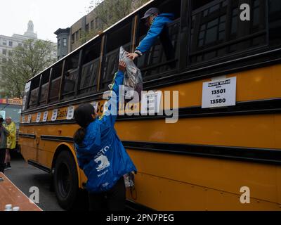 Boston, Massachusetts, États-Unis. 17th avril 2023. Les bénévoles chargent l'équipement des coureurs sur des bus avant le début du marathon de Boston 127th. Cette année, près de 30 000 coureurs de plus de 100 pays ont suivi le parcours 26,2 de la ville de Hopkinton au centre-ville de Boston. Il y a dix ans, un attentat à la ligne d'arrivée a tué trois personnes et en a mutilé plusieurs autres. (Credit image: © Sue Dorfman/ZUMA Press Wire) USAGE ÉDITORIAL SEULEMENT! Non destiné À un usage commercial ! Crédit : ZUMA Press, Inc./Alay Live News Banque D'Images