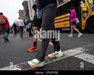 Boston, Massachusetts, États-Unis. 17th avril 2023. Les coureurs et les bénévoles se préparent pour le début du marathon de Boston en 127th, avec près de 30 000 coureurs de plus de 100 pays pour courir le parcours 26,2 de la ville de Hopkinton au centre-ville de Boston. Cette année est le 10th anniversaire de l'attentat à la ligne d'arrivée qui a tué trois personnes et mutilé des dizaines d'autres. (Credit image: © Sue Dorfman/ZUMA Press Wire) USAGE ÉDITORIAL SEULEMENT! Non destiné À un usage commercial ! Crédit : ZUMA Press, Inc./Alay Live News Banque D'Images