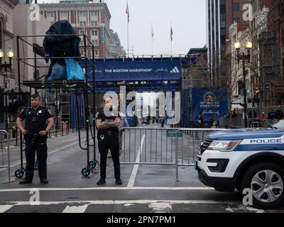 Boston, Massachusetts, États-Unis. 17th avril 2023. Les policiers de Boston gardent la ligne d'arrivée du marathon de Boston en 127th. Il y a dix ans, un attentat à la bombe a tué trois personnes et en a blessé des dizaines d'autres. Cette année, près de 30 000 coureurs courront le parcours de 26,2 miles, venant de plus de 100 pays. (Credit image: © Sue Dorfman/ZUMA Press Wire) USAGE ÉDITORIAL SEULEMENT! Non destiné À un usage commercial ! Crédit : ZUMA Press, Inc./Alay Live News Banque D'Images