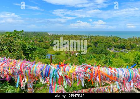 Vue sur le paysage depuis le Belvédère de l'Arraial d'Ajuda jusqu'à la plage Praia dos Pescadores, Porto Seguro - BA. Destination touristique de l'État de Bahia, Brésil. Banque D'Images
