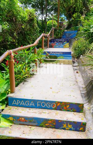 Arraial d'Ajuda, Porto Seguro, BA, Brésil - 04 janvier 2023 : escalier Escadaria da Santa, escalier décoré de carreaux de couleur avec 1 Banque D'Images