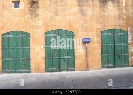 Portes d'entrepôt vertes, Nicosie, République de Chypre Banque D'Images