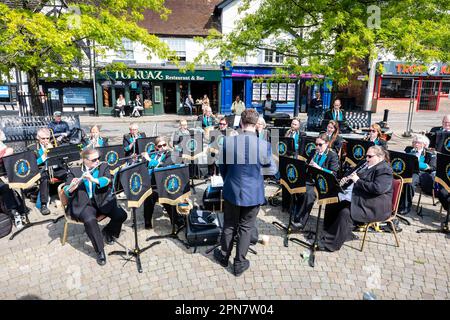 Le groupe de concerts du millénaire se produit à Crawley High Street pour célébrer le Queens Jubilee 2022 Crawley West Sussex Banque D'Images