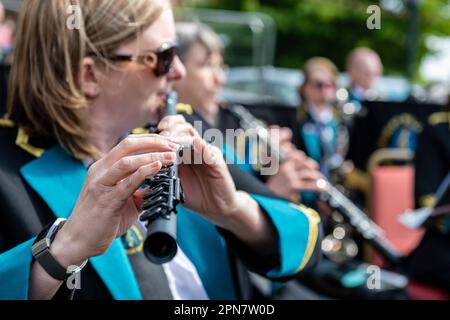 Le groupe de concerts Millennium se produit dans la Crawley High Street pour le Queens Jubilee 2022 Crawley SX Banque D'Images