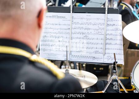 The Millennium concert Band, Crawley, jouant à Crawley High Street, célébrant le Queens Jubilee Banque D'Images