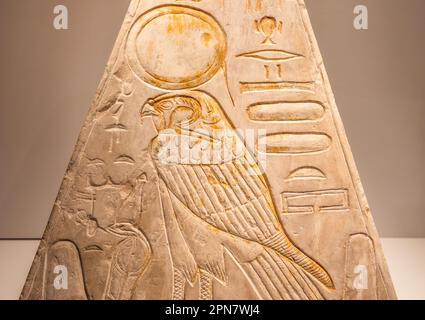 Turin, Italie - Mars 2023: Musée égyptien, Pyramidion avec Horus falcon - 1279 av. J.-C. Banque D'Images