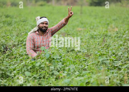 Joyeux agriculteur indien, jeune fermier souriant dans la ferme Banque D'Images