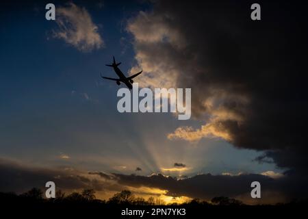 Avion descendant à LGW dans un beau coucher de soleil , avion arrivant à terre descendant vers la piste, fév 2022 UK Banque D'Images