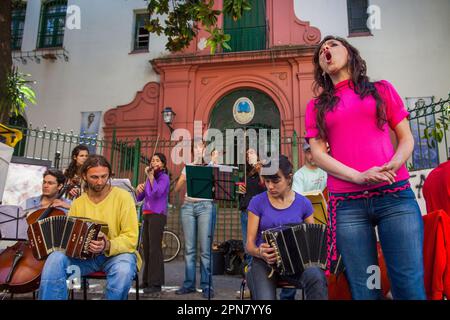 Argentine, Buenos Aires, Big band jouant dans la rue dans le quartier de San Telmo. Banque D'Images