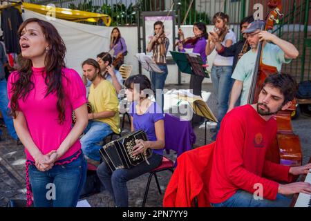 Argentine, Buenos Aires, Big band jouant dans la rue dans le quartier de San Telmo. Banque D'Images