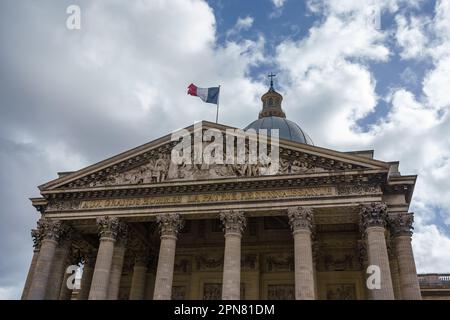 Panthéon à Paris, France. Partie supérieure et drapeau français contre ciel bleu nuageux. Banque D'Images