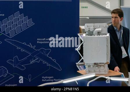 Aéroport de Farnborough, Hampshire, Royaume-Uni. 17th avril 2023. Les leaders et les entreprises de l'industrie aérospatiale se sont réunis au Farnborough International Exhibition & Conference Centre pour se concentrer sur l'objectif d'accélérer les progrès mondiaux pour atteindre zéro aviation d'ici 2050. Des conférenciers et des stands d'exposition ont souligné les développements dans les moteurs électriques et les carburants de remplacement pour remplacer les moteurs aérodynamiques traditionnels ainsi que les changements opérationnels pour réduire les impacts climatiques. Affichage hydrogène ZeroAvia Banque D'Images